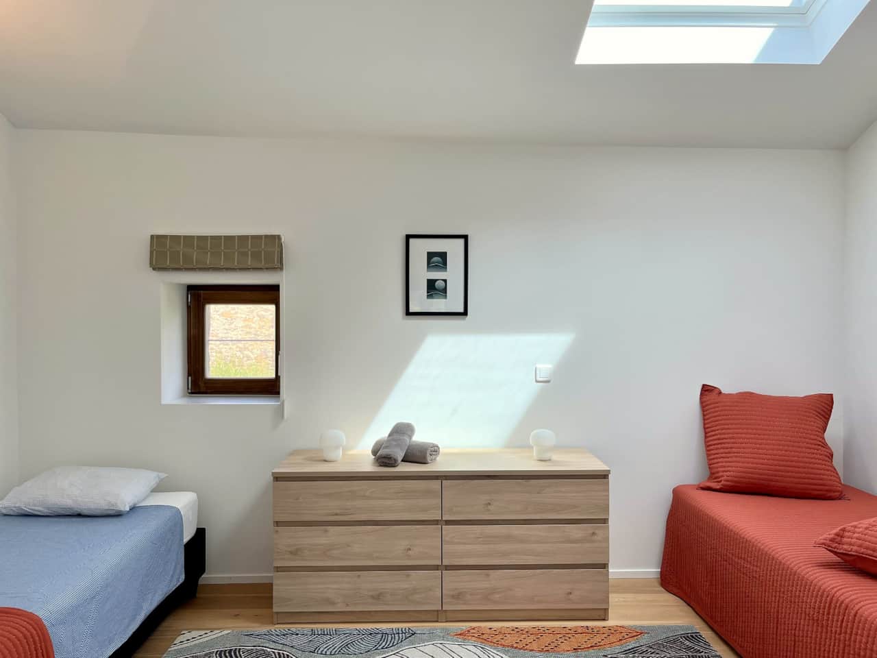 Slaapkamer van 15 m² met twee eenpersoons boxsprings, samen te voegen tot een tweepersoonsbed