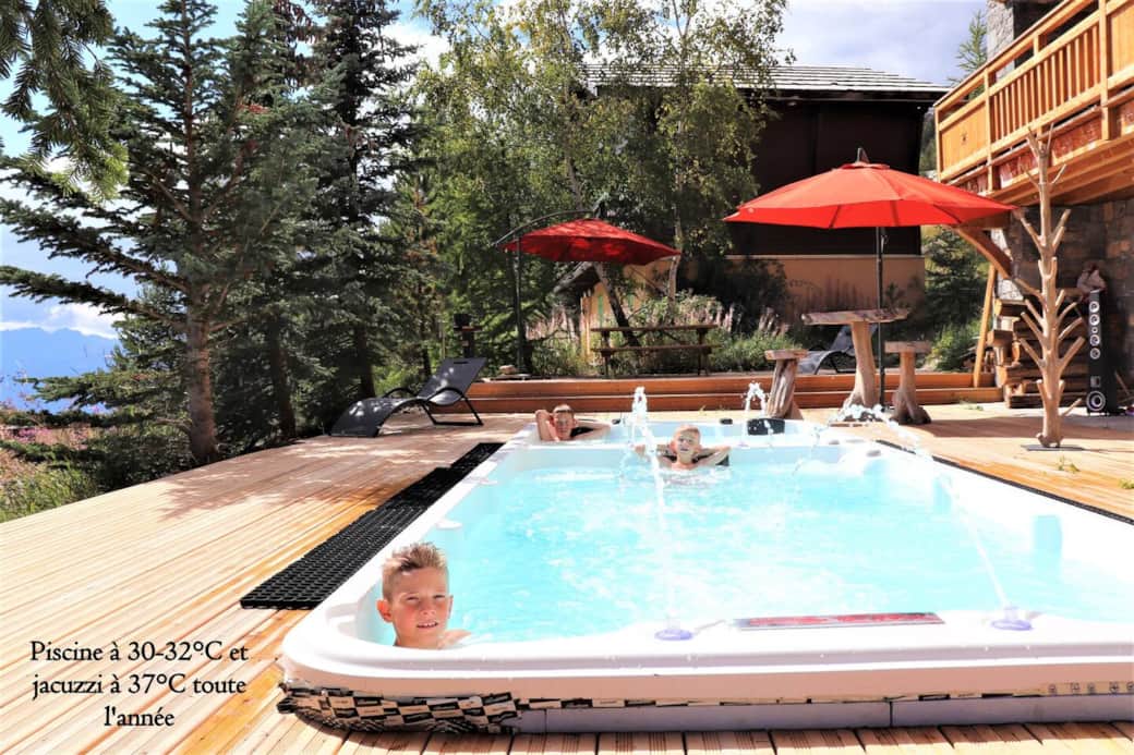Le spa de nage extérieur privatif avec un bassin de nage chauffé à 30° et un jacuzzi chauffé à 37° toute l'année ! Le spa de nage extérieur privatif avec un bassin de nage chauffé à 30° et un jacuzzi chauffé à 37° toute l'année !