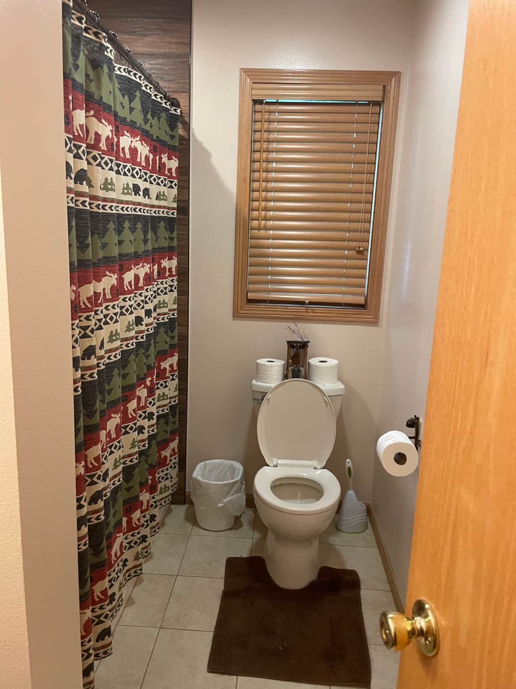 Main level bathroom with bathtub