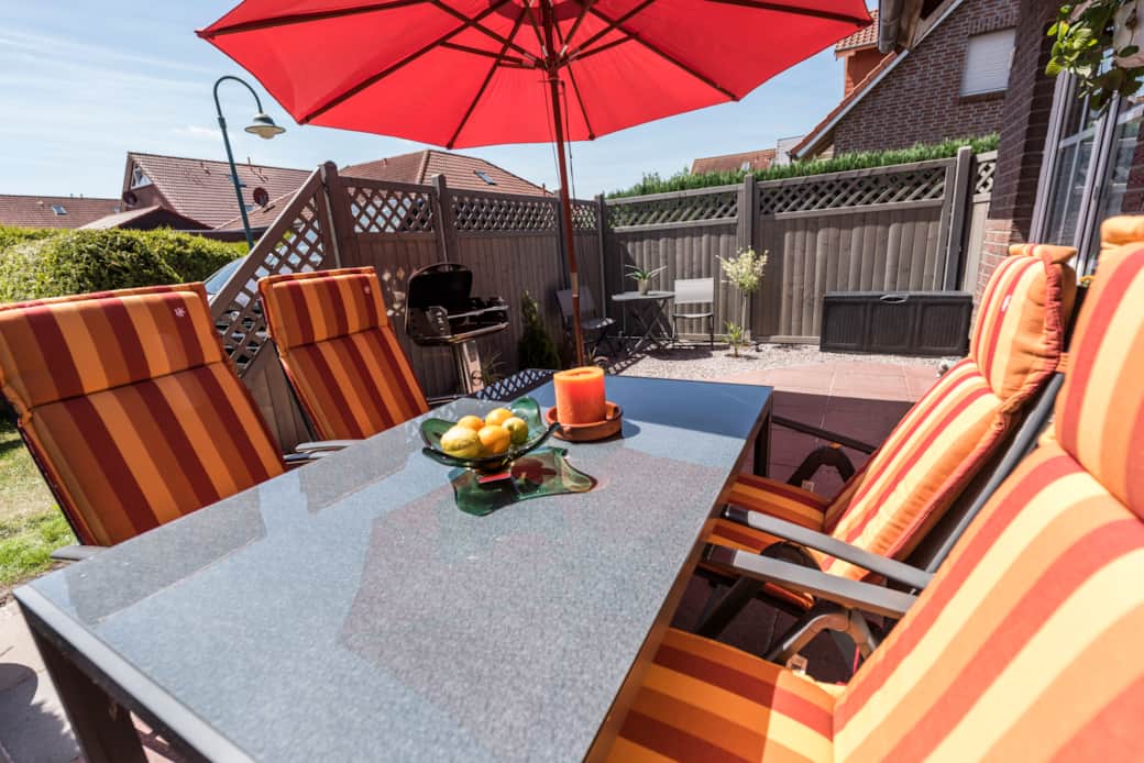 Genießen Sie die private Terrasse mit bequemen Gartenmöbeln, Sonnenliegen und Grill