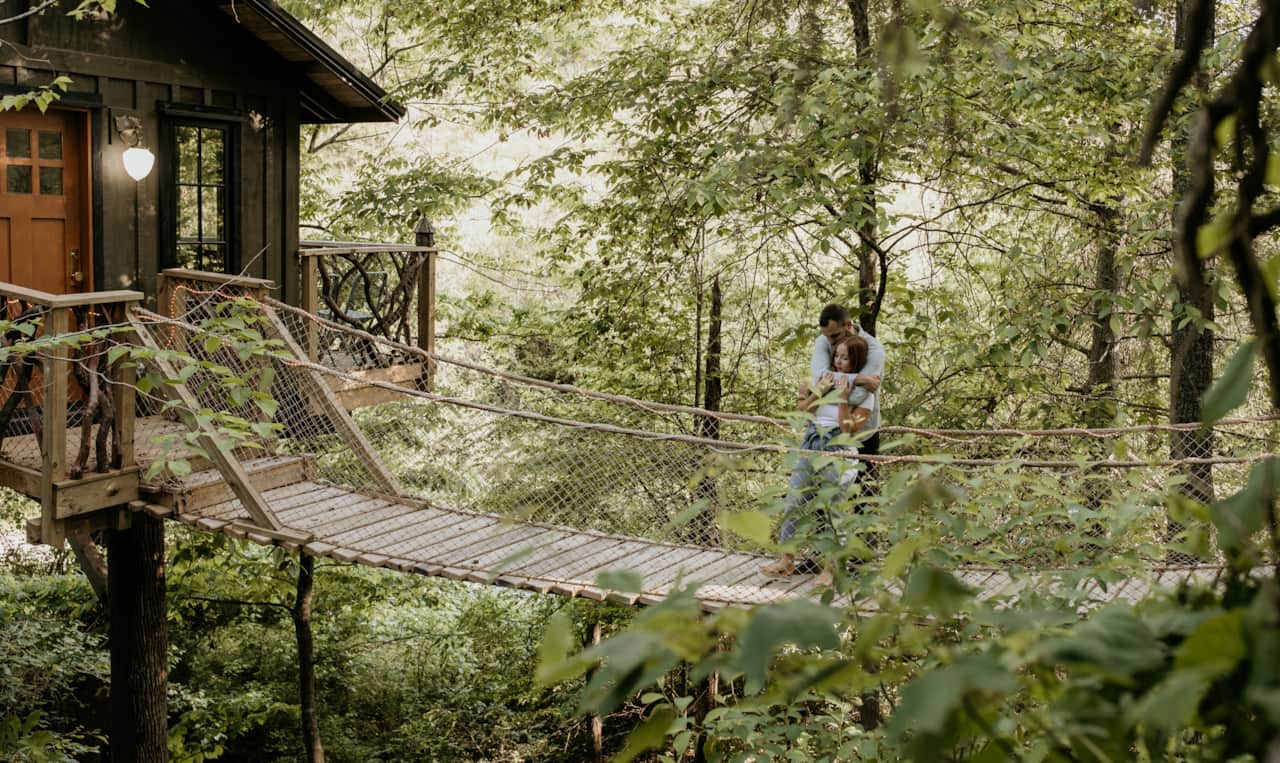 Nest Treehouse Suspension Bridge - Asheville Glamping