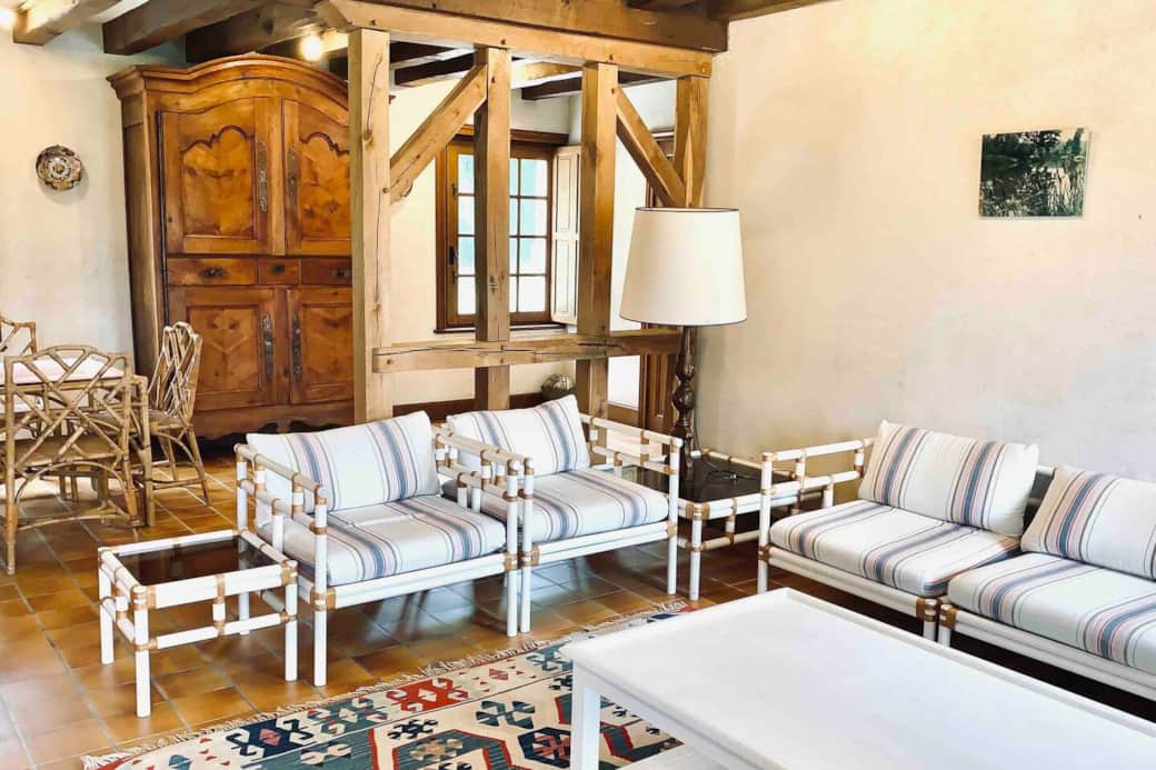 salon de la maison de la piscine