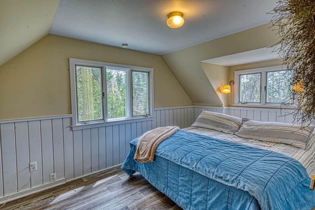 Bedroom 1, King Bed, TV (Dish), Dresser, View