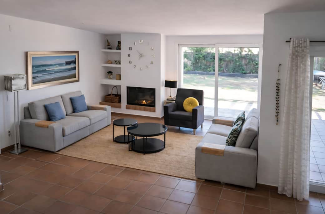 Salón con AACC, vista al mar y chimenea Salón con AACC, vista al mar y chimenea