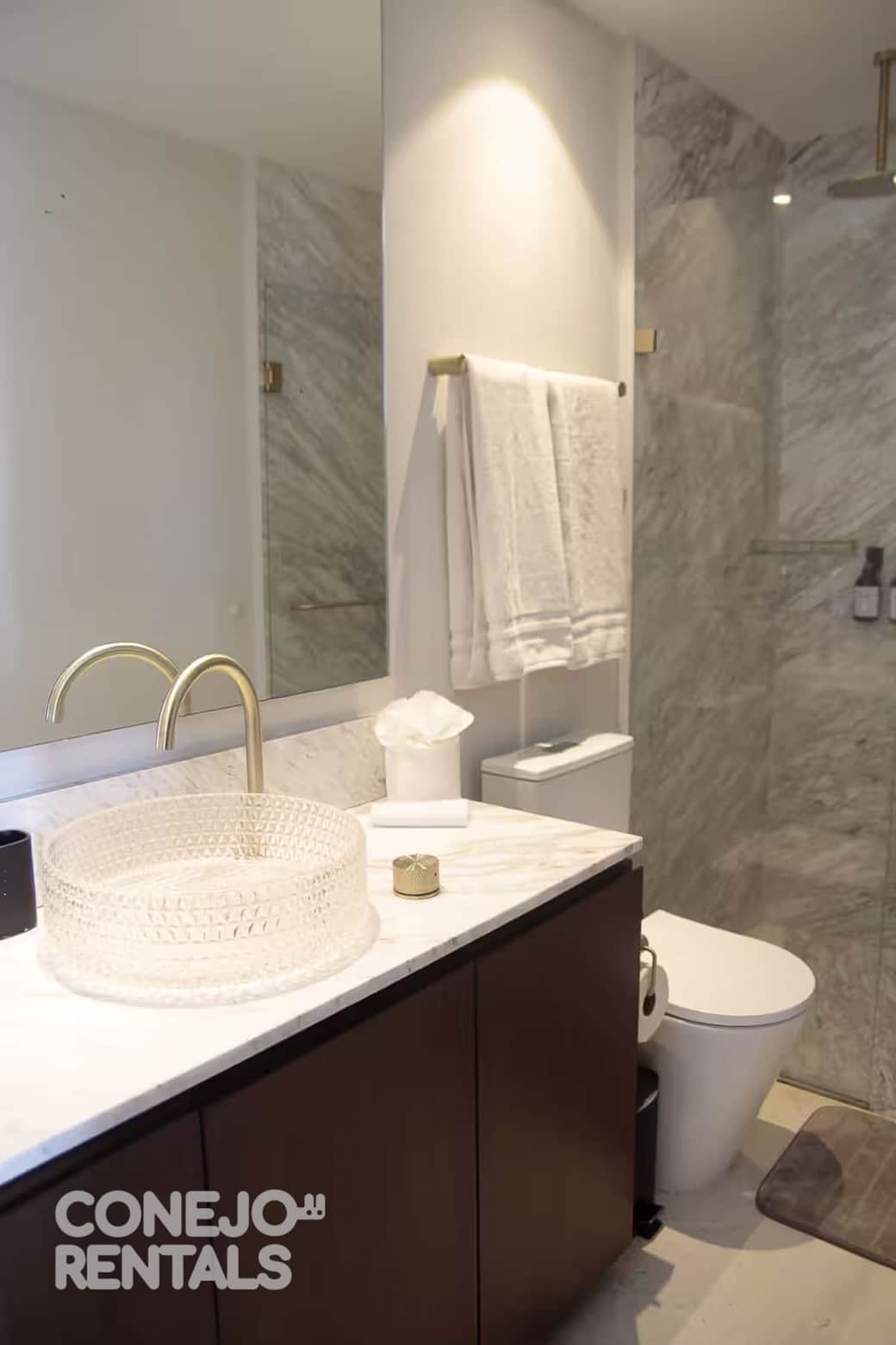 Baño con detalles dorados y mármol en Bolongo diseño elegante y moderno Baño con detalles dorados y mármol en Bolongo diseño elegante y moderno