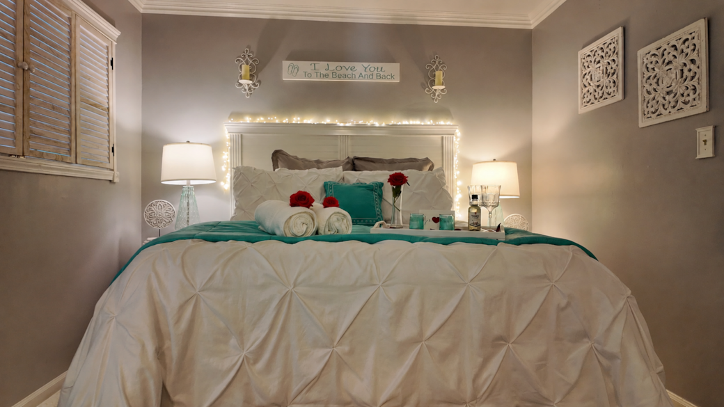 Bed With Red Roses2