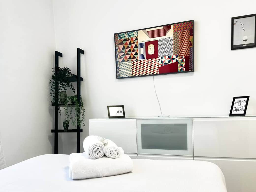 Master Bedroom with double bed - King-size, Smart TV, wardrobe, mirror, Room-darkening shades and AirConditioning.