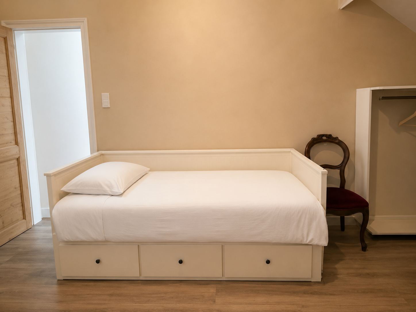 Slaapkamer 5 - beneden - enkel bed.png Slaapkamer 5 - beneden - enkel bed.png