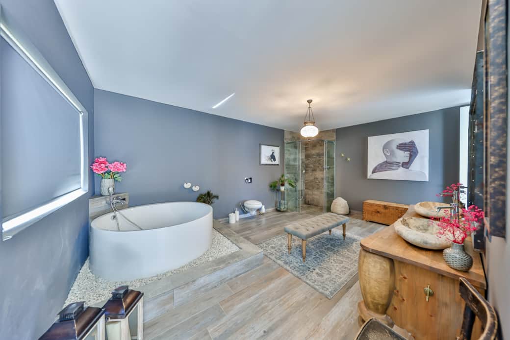 Master En-suite 1