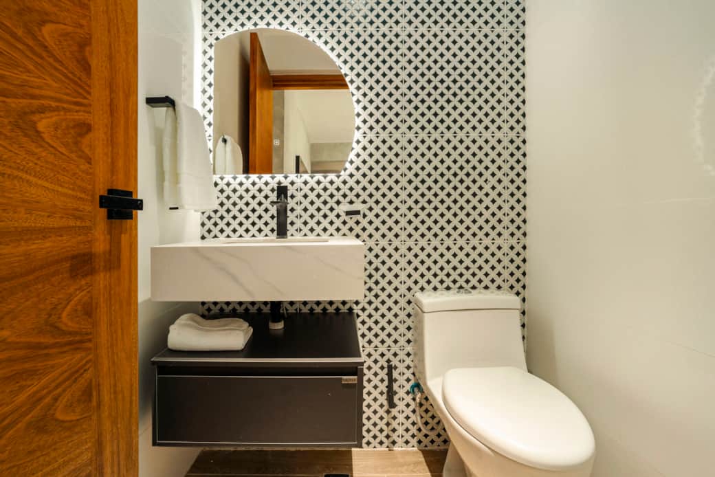 Brisa encuentro luxury half bath