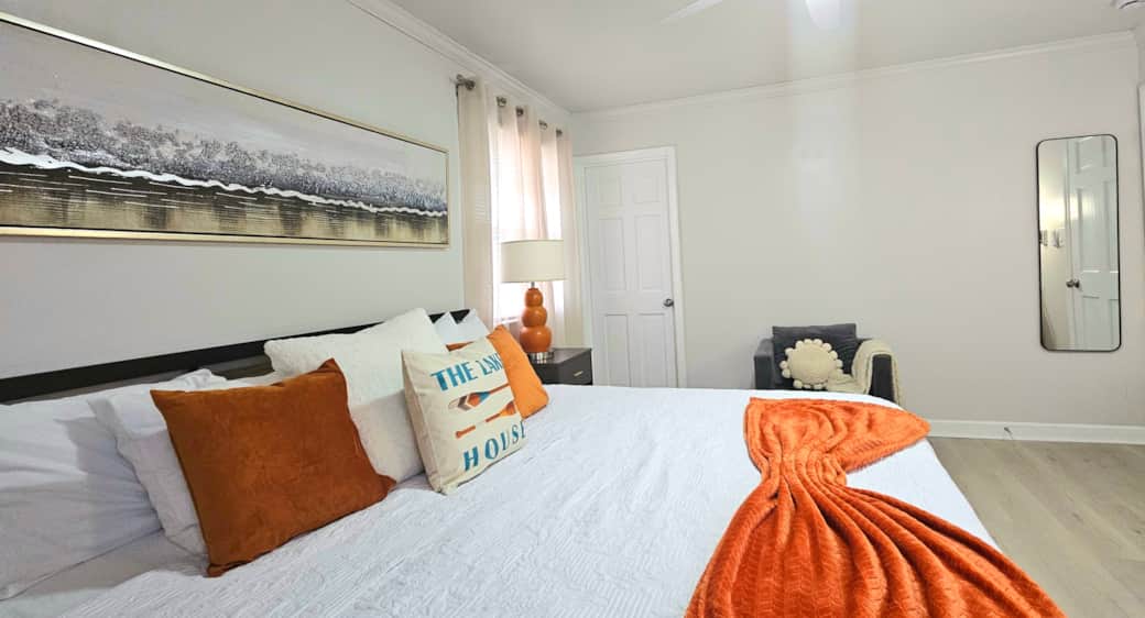 Bedroom 1 King bed Bedroom 1 King bed