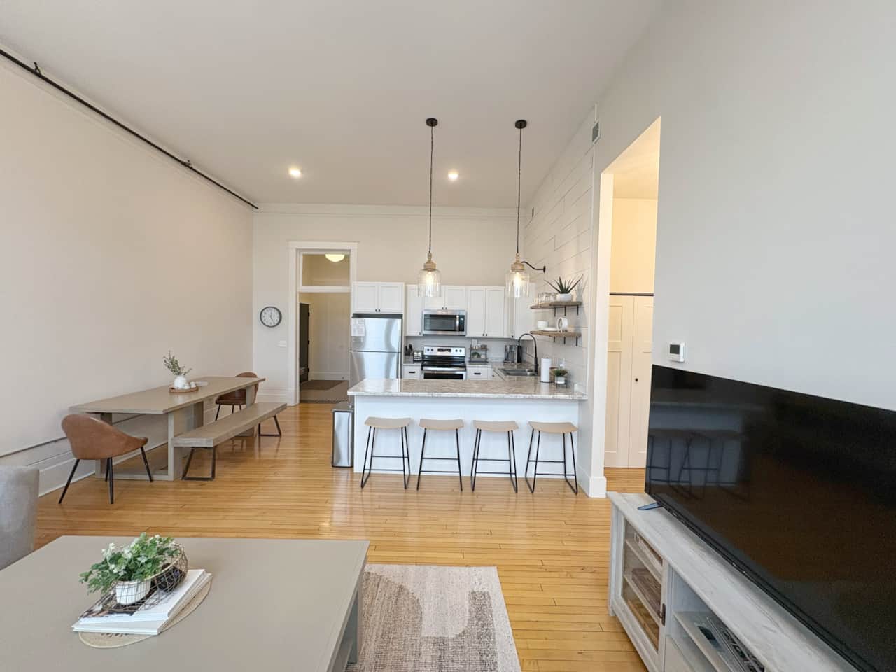 KITCHEN/DINING