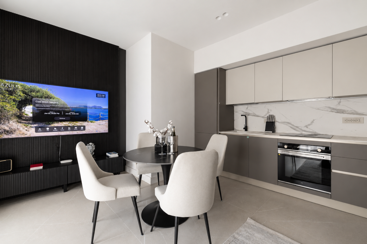 AZULIS DelleTerme Suites Dining area with smart TV and fitted kitchen by RENTAL12