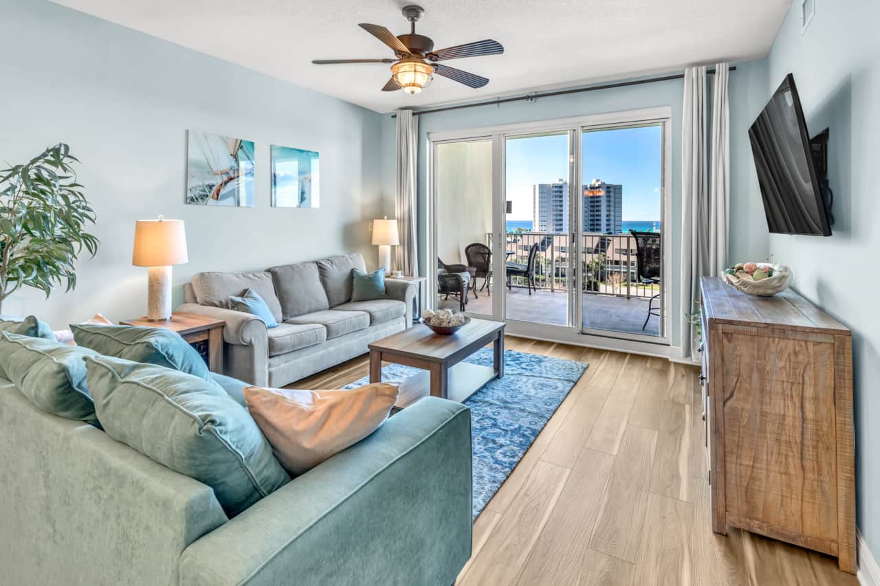 Spacious family room with queen sleeper sofa
