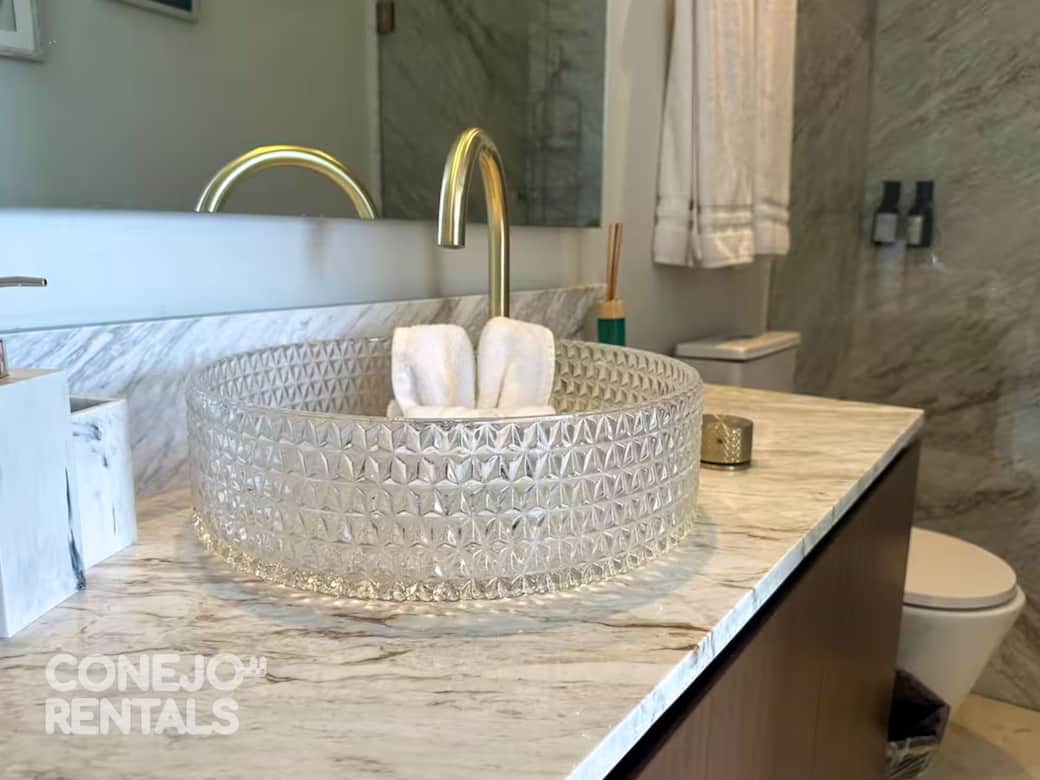 Baño con lavabo elegante y mármol en Bolongo Punta de Mita Baño con lavabo elegante y mármol en Bolongo Punta de Mita