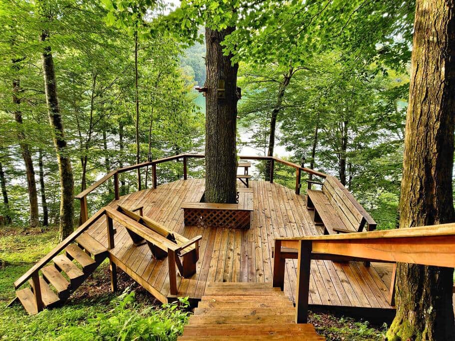 The mid-deck, about 1/2 way to the lake, is yet another place to enjoy the outdoors.  