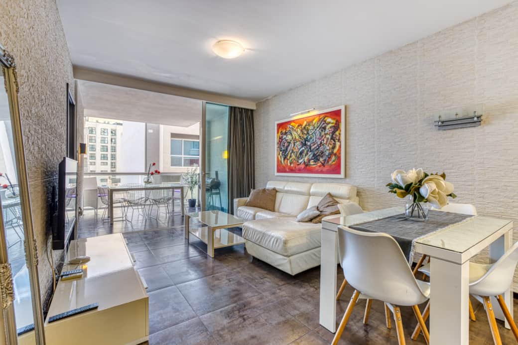 Bright open-plan studio with fully equipped kitchenette and dining space