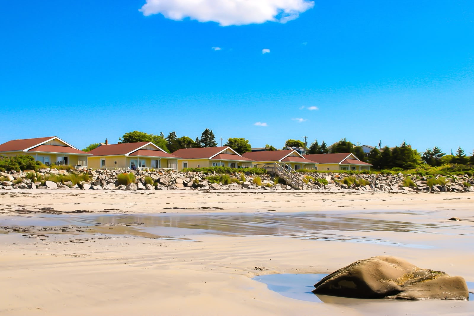 Cozy Oceanfront Cottage · 2 Bedrooms · Pet Friendly — photo 2