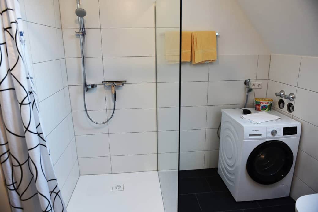 Bad-Dusche-Waschmaschine