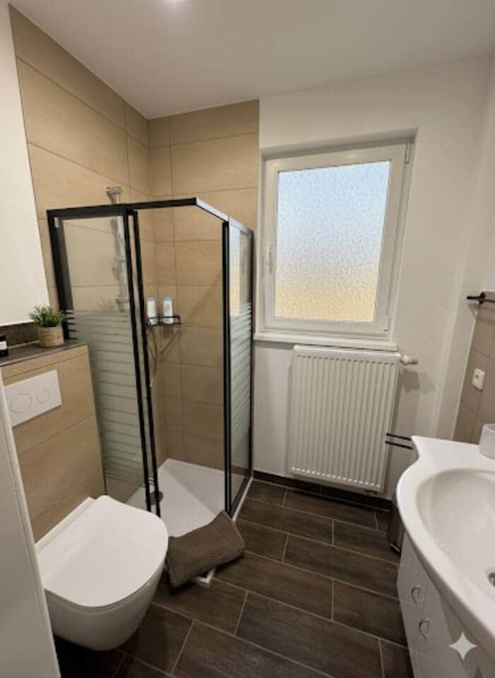 Badezimmer mit Dusche