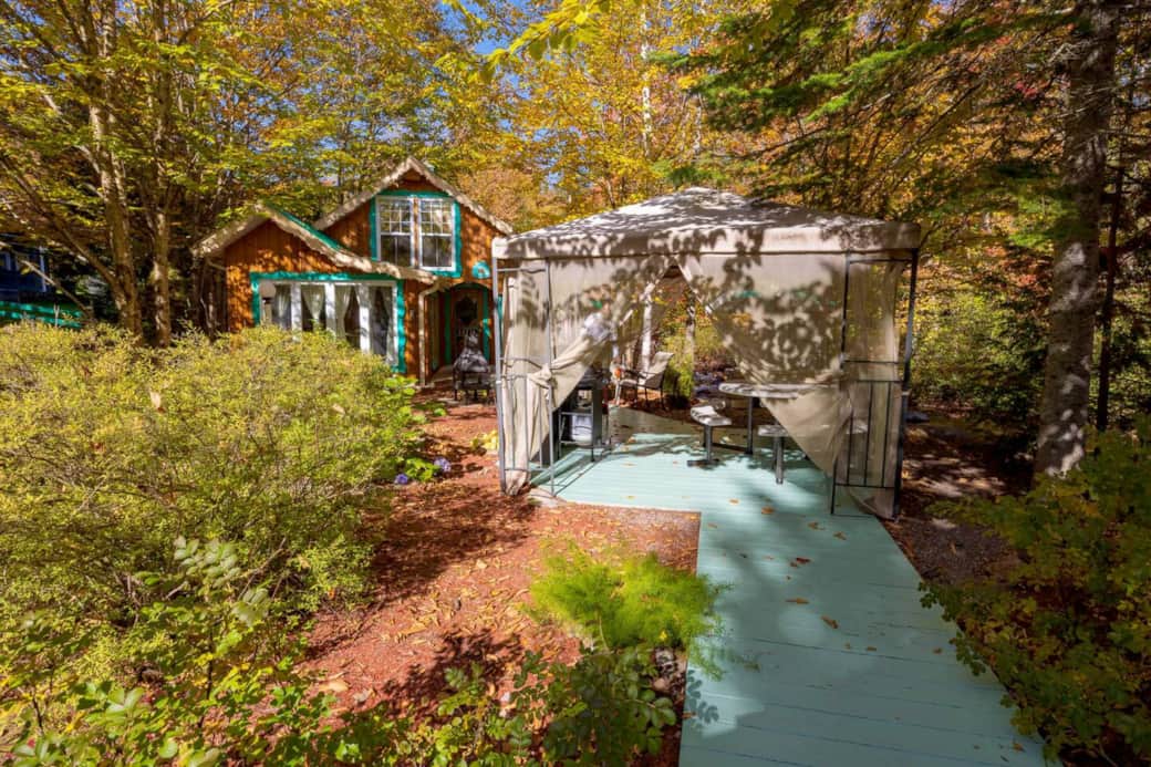 Passerelle menant au chalet, foyer.