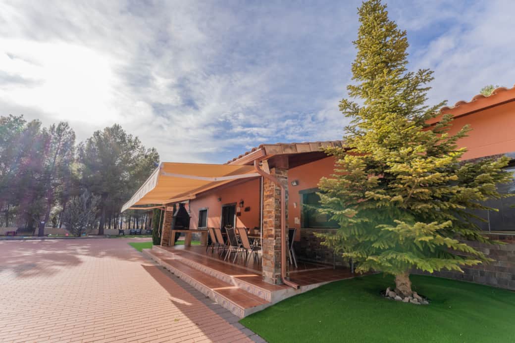 Porche Exterior con Mesa y Barbacoa