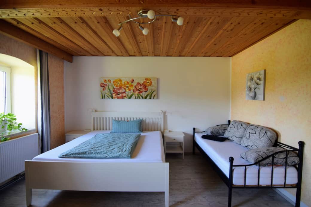Schlafzimmer, Doppelbett und Einzelbett