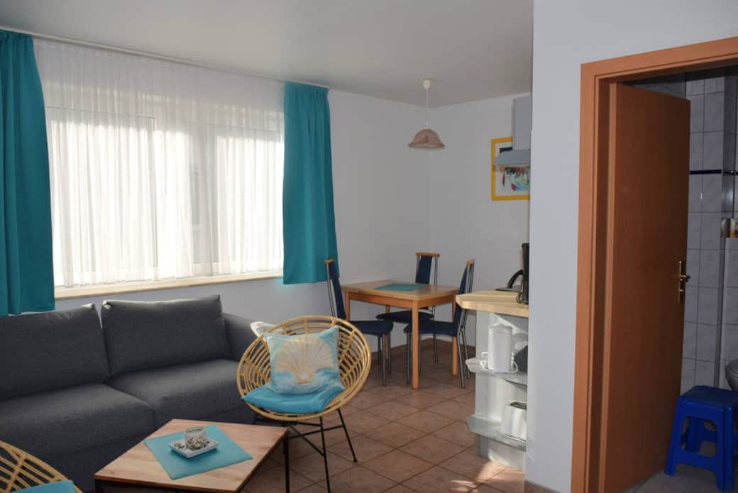 Im Wohnbereich gibt es ein Sitzecke mit Schlafcouch, die sich mit wenigen Handgriffen zu einem Bett ( 140 x 200 cm ) umbauen lässt.