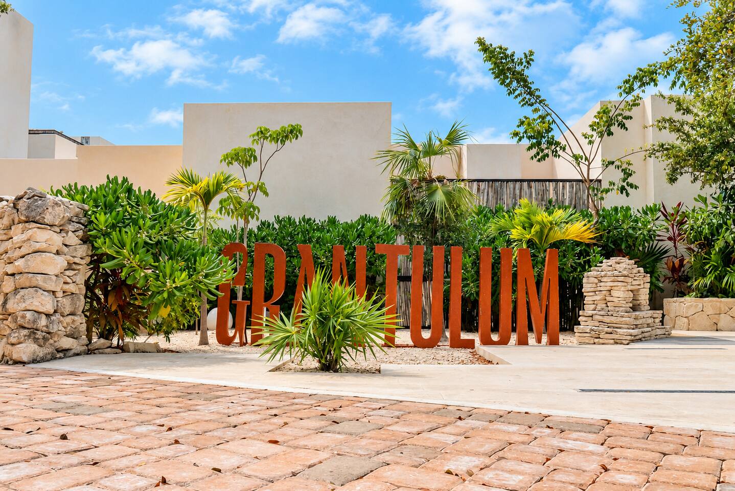 ¡Bienvenido a Gran Tulum! Llega a través de una entrada con hermosos jardines rodeada de exuberante vegetación tropical, el inicio perfecto para tu escapada relajante en Tulum.
