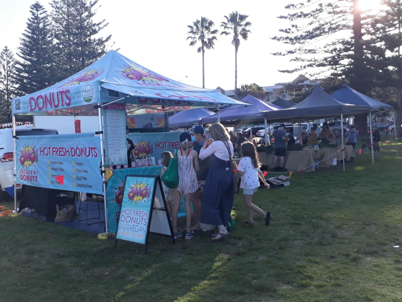 ≋ Wednesday at the Kiama Farmers' Market  A little midweek treat. Visit the Kiama Farmers' Market at Coronation Park on Wednesday afternoons, browse the local stalls and pick up one of those delicious hot donuts to enjoy by the water — or take a box back to Shutters to share on the balcony.
