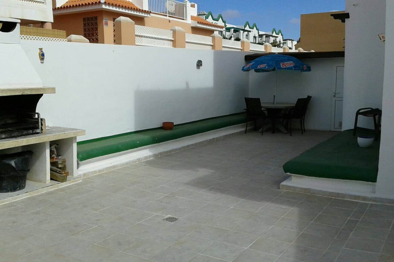 Terraza con barbacoa, banco y mesa