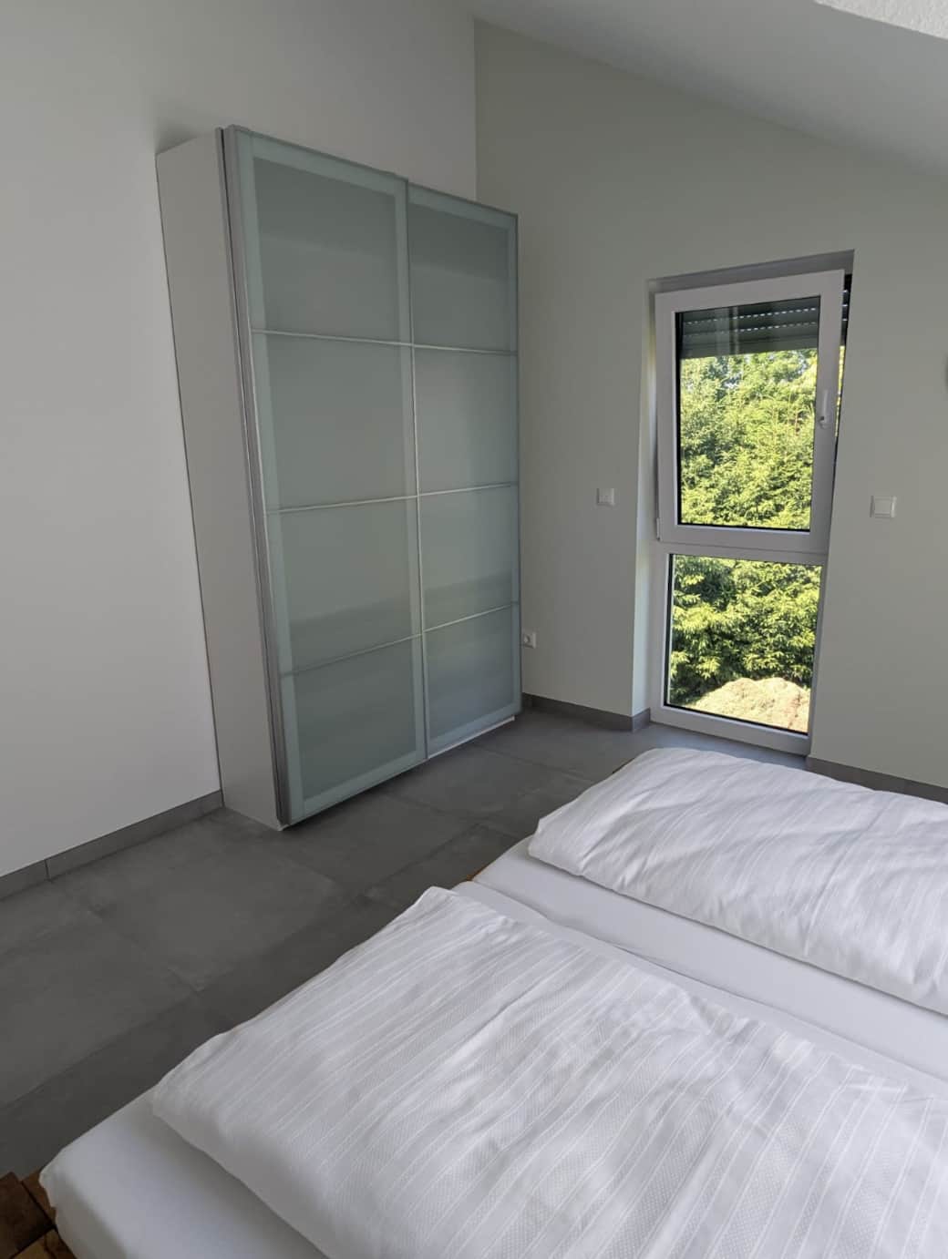 Schrank Zimmer Doppelbett