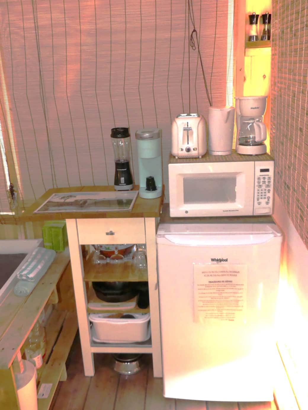 Coin cuisine avec vaisselle de base pour 3 personnes &  wok/poelon en fonte pour le barbecue