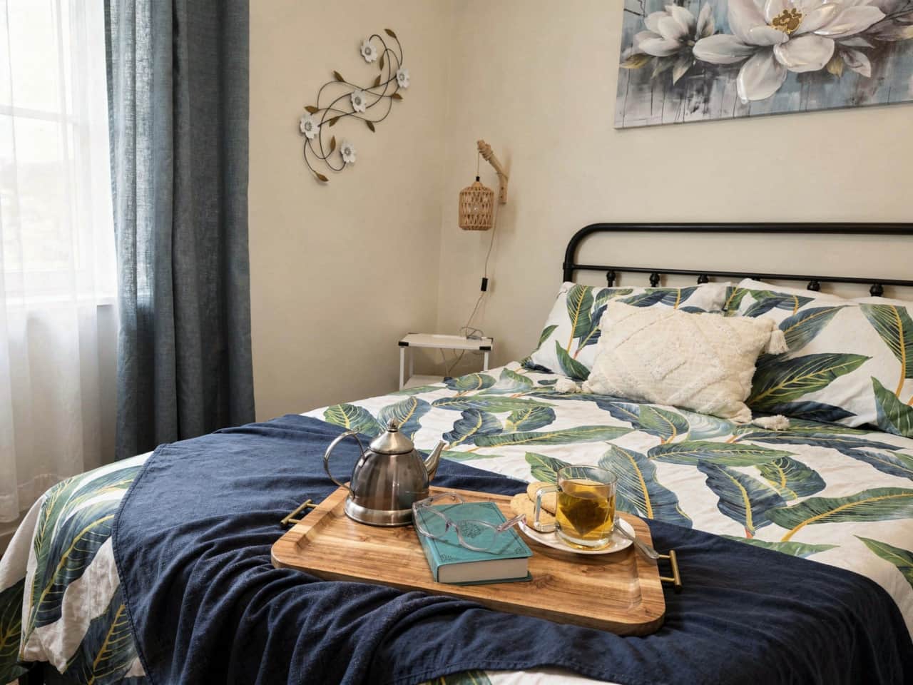 Queen bed, desk, roku tv, charging ports, boho lamps, closet, night light, Wi-Fi