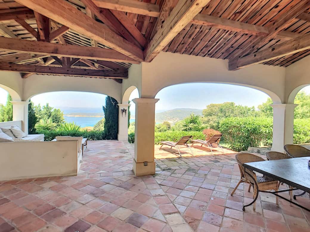 Patio 75m2 et deux terrasses sur mer Patio 75m2 et deux terrasses sur mer
