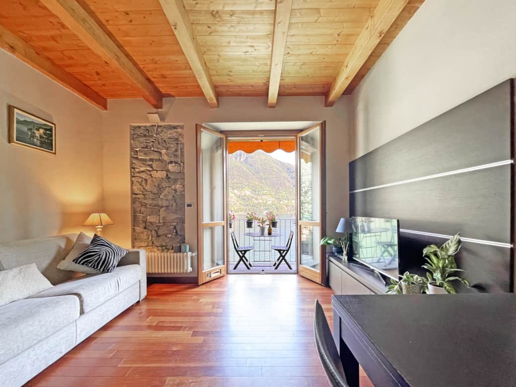 Livingroom with sofa bed and lake view