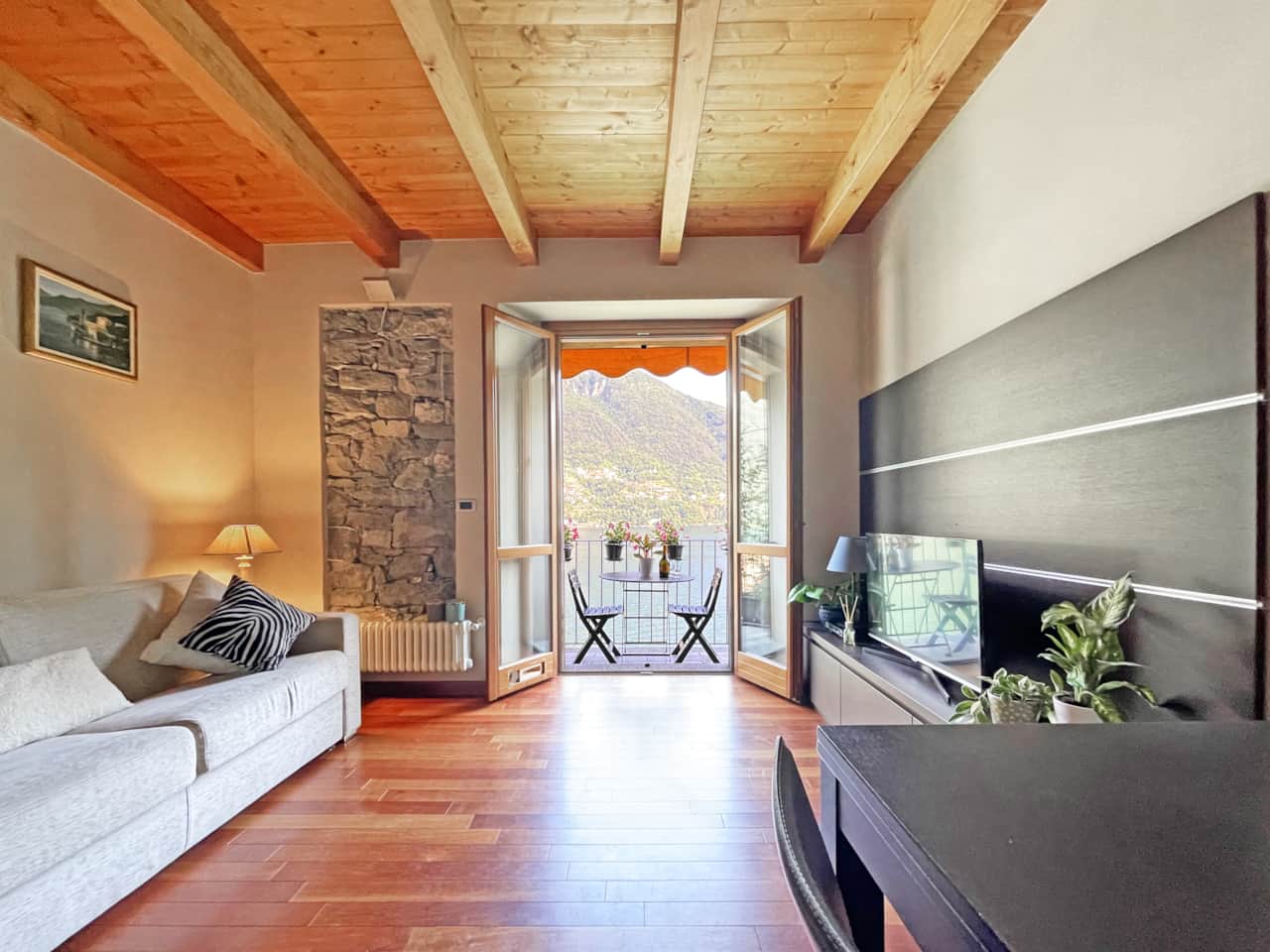 Livingroom with sofa bed and lake view