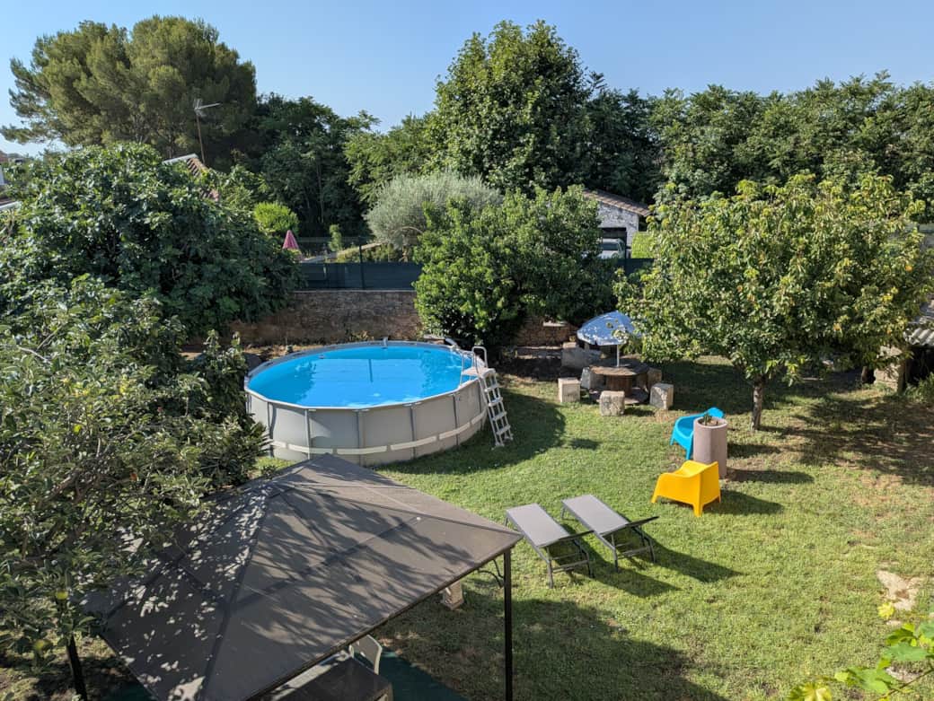 Grand jardin clos et arboré avec piscine Grand jardin clos et arboré avec piscine