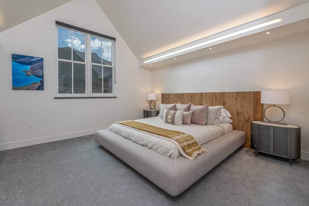 Master Suite Upstairs (King Bed) Master Suite Upstairs (King Bed)