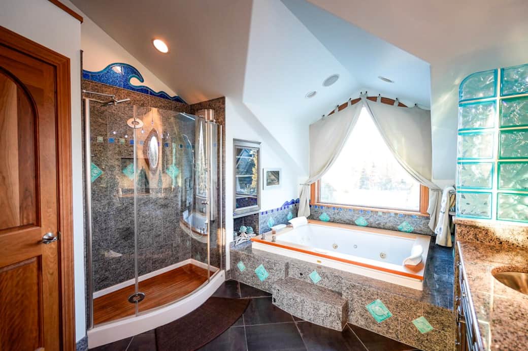 Enjoy a full size Jacuzzi! Very spacious and comfortable. 