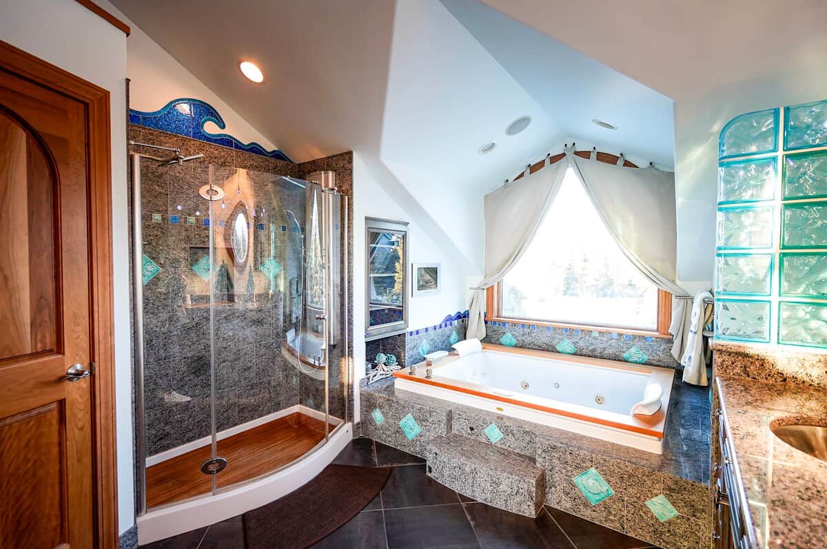 Enjoy a full size Jacuzzi! Very spacious and comfortable. 