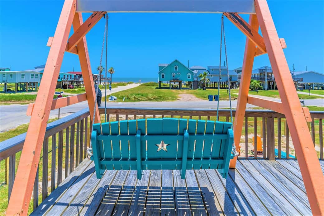 Watch the surfers at the beach from the deck, or turn to your right to watch the ships come through the jetty channel :) Or look down and watch your kids fly kites in the yard!