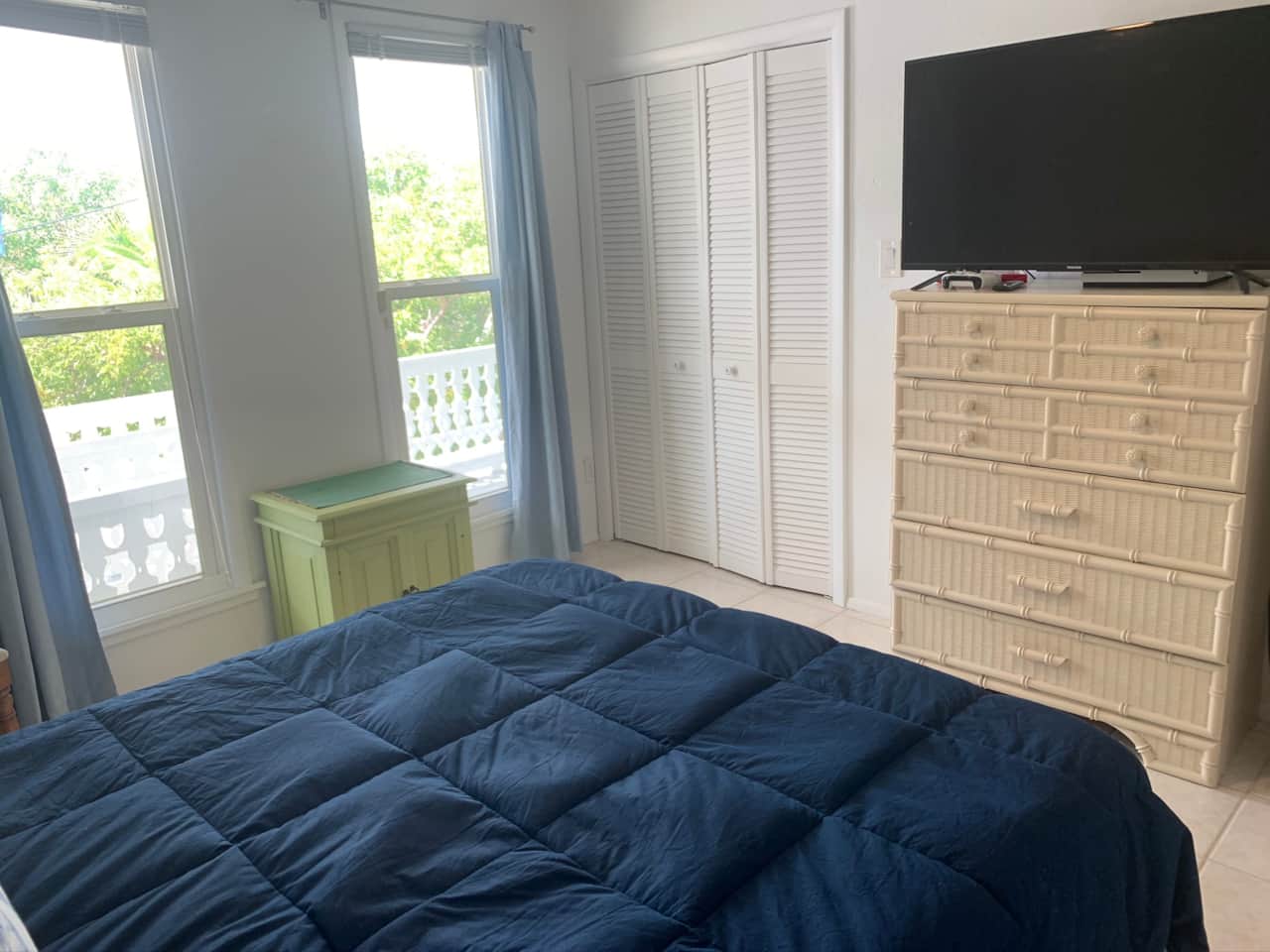 Guest Bedroom w/ Queen Size Bed 
