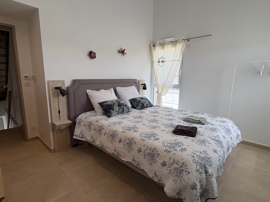 Chambre parentale Lit 180/200 neuf, commode, portant, salle de bain 