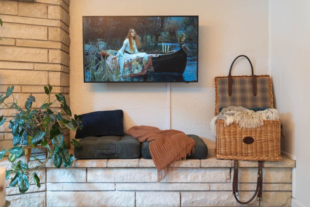 Stay inside and use our Samsung frame equipped with many games and shows! 
