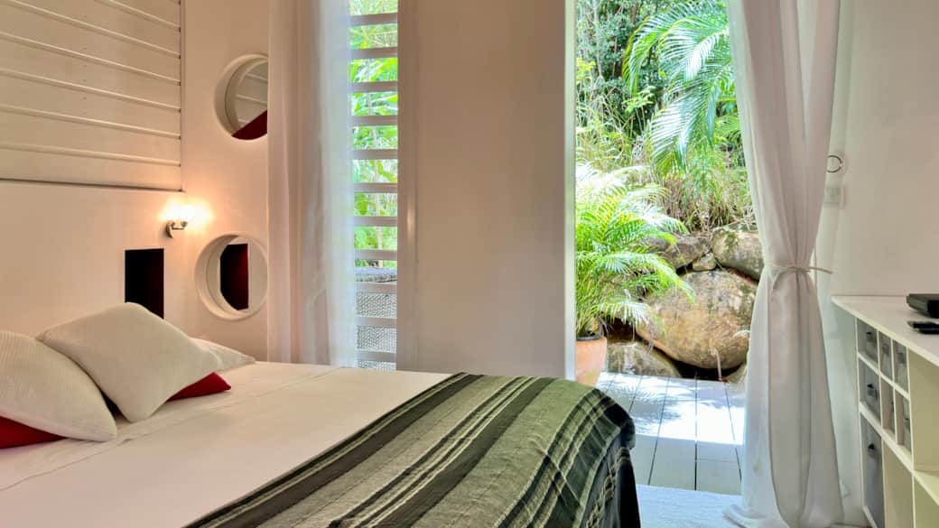 Vue d'ensemble de la chambre et de son accès vers l'extérieur