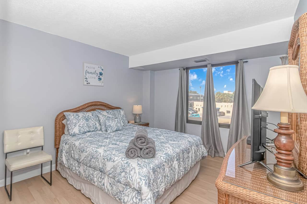 Guest bedroom w/ queen bed 
