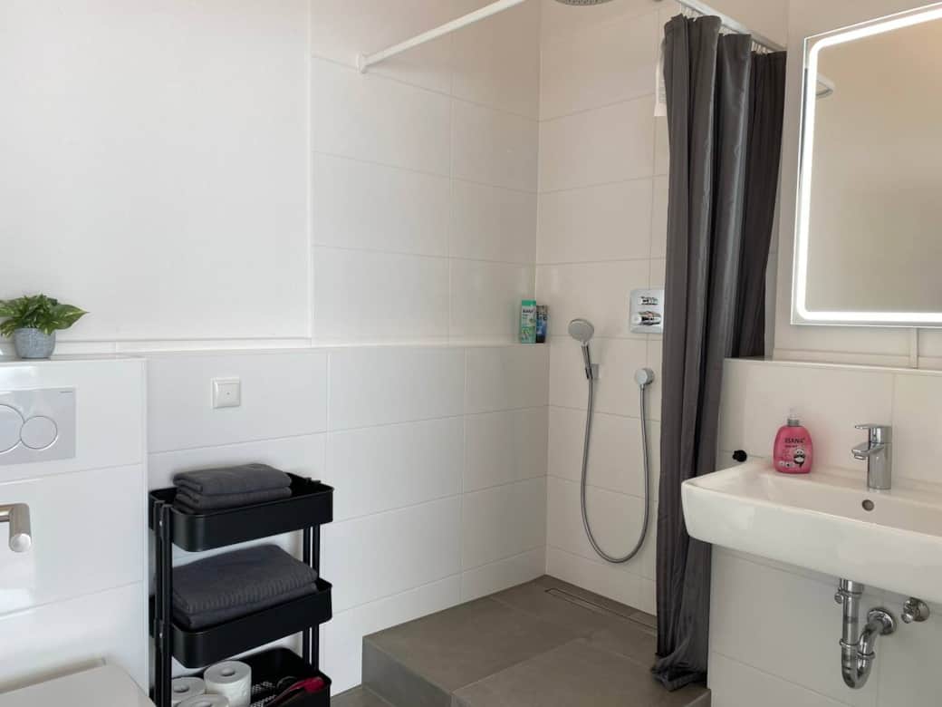 Blick in ein freundliches Badezimmer - mit einer geräumigen Dusche