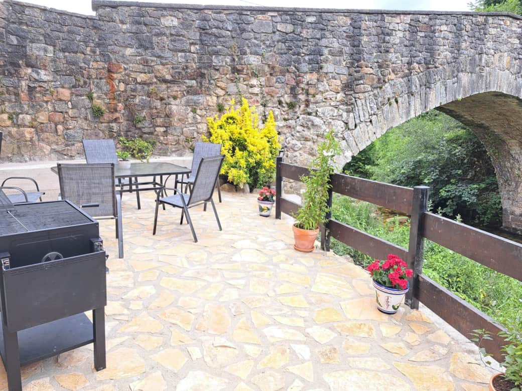 Terraza junto al río Alba