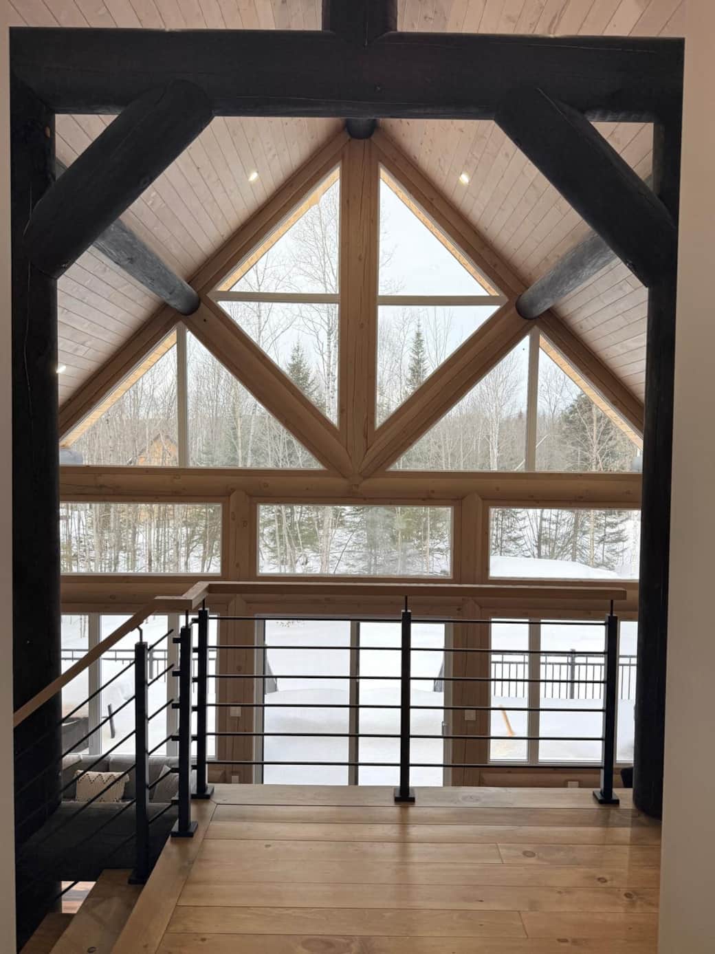 Mezzanine offrant une vue lumineuse ouverte sur la nature